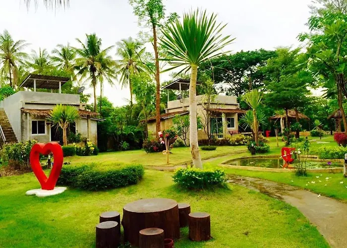 รีสอร์ท บ้านไร่แสงเดือน *