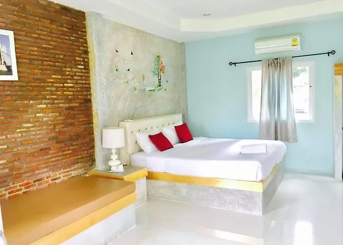 รีสอร์ท บ้านไร่แสงเดือน *