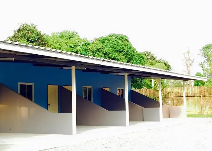 รีสอร์ท บ้านไร่แสงเดือน *