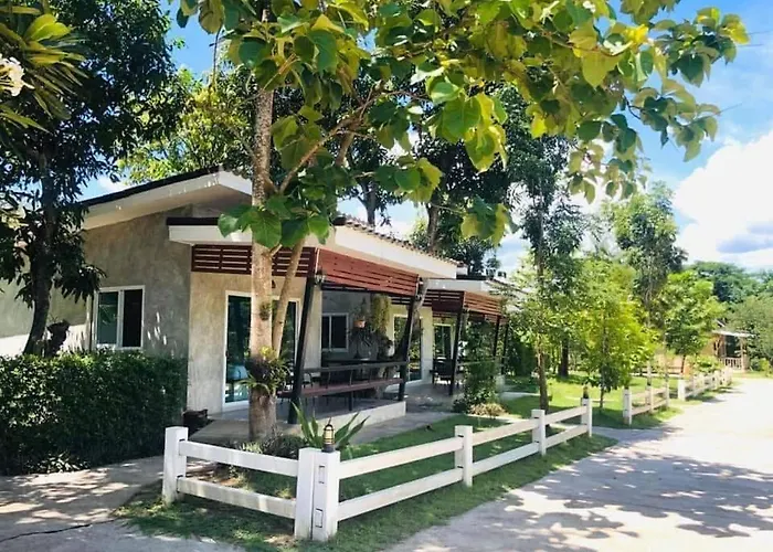 รีสอร์ท บ้านไร่แสงเดือน บ้านคา