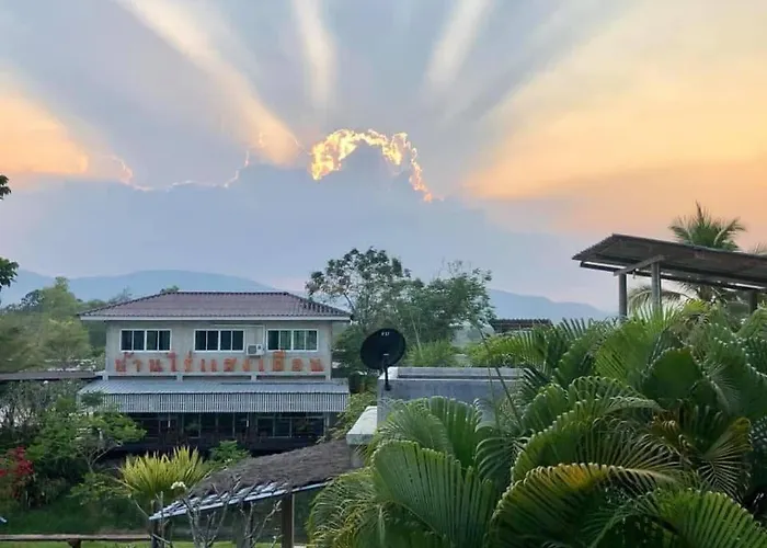 บ้านไร่แสงเดือน รีสอร์ท