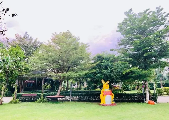 บ้านไร่แสงเดือน รีสอร์ท *